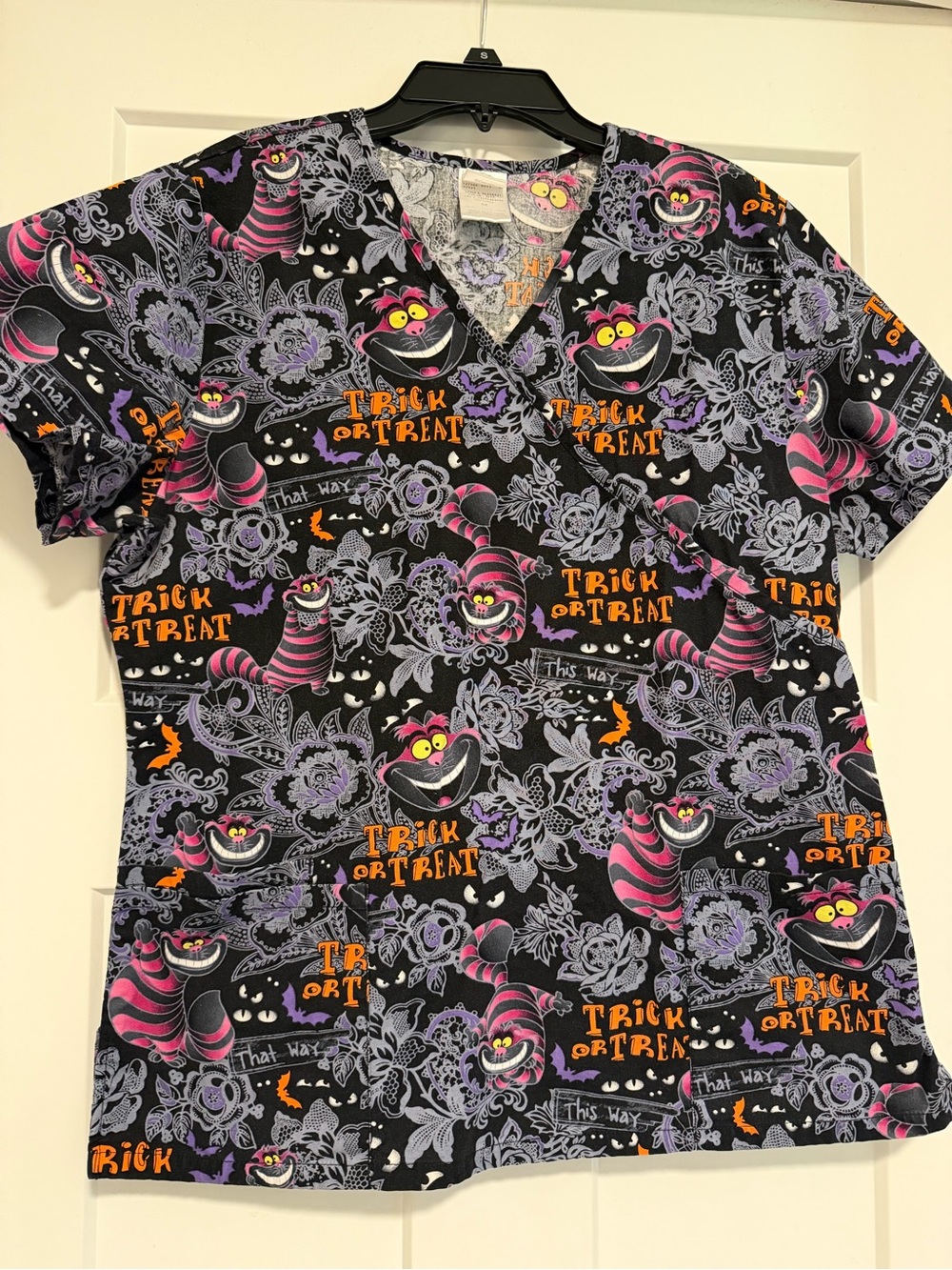 Women’s medium Halloween Cheshire Cat Print Scrub Top - Black/Purple/Pink